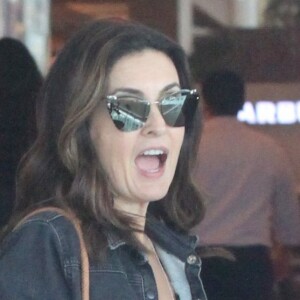 Fátima Bernardes usou look despojado durante passeio no shopping