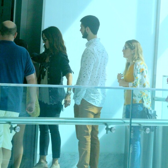 Fátima Bernardes, Vinicius e Thalita passeiam em shopping do Rio de Janeiro