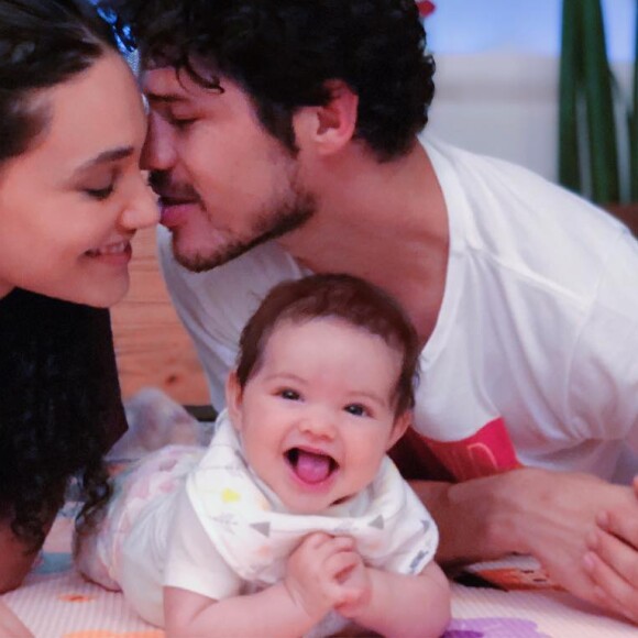 José Loreto mostra a filha, Bella, sorrindo ao comer mamão nesta segunda-feira, dia 01 de outubro de 2018