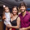 Deborah Secco e Hugo Moura levaram a filha, Maria Flor, para festa de Aline Dias