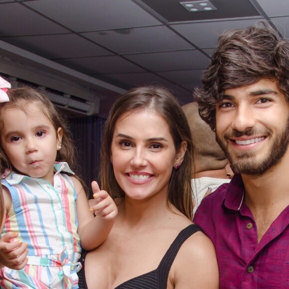 Deborah Secco e Hugo Moura levaram a filha, Maria Flor, para festa de Aline Dias