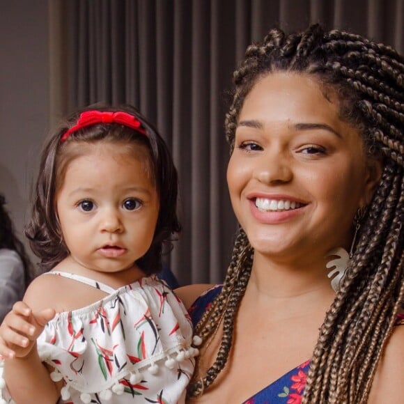 Juliana Alves posou com a filha, Yolanda, na festa de aniversário de Aline Dias neste domingo, 30 de setembro de 2018