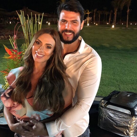 Nicole Bahls ganha o incentivo do noivo, Marcelo Bimbi, na malhação