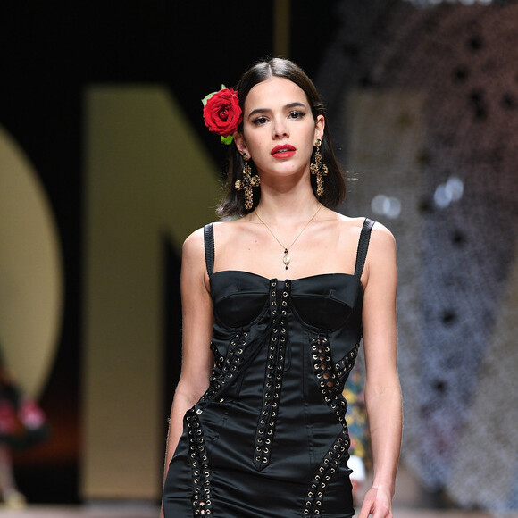 Bruna Marquezine foi um dos destaques do desfile da Dolce & Gabbana na semana de moda de Milão: ela surgiu de vestido tubinho preto com pedrarias