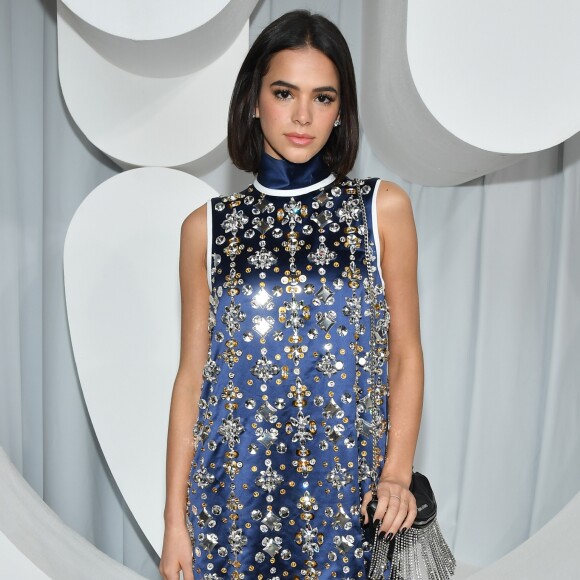 Para assistir ao desfile da grife Miu Miu na Semana de Moda de Paris, Bruna Marquezine apostou em um vestido curto, azul-marinho e cheio de pedrarias