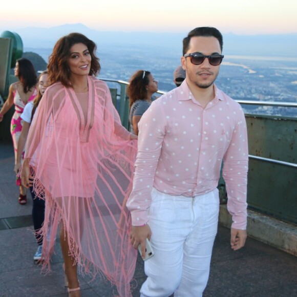 Juliana Paes é embaixadora da Fundação Laço Rosa