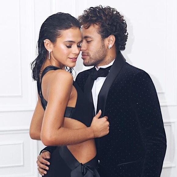 Bruna Marquezine tem se divertido com o namorado, Neymar, em temporada na França