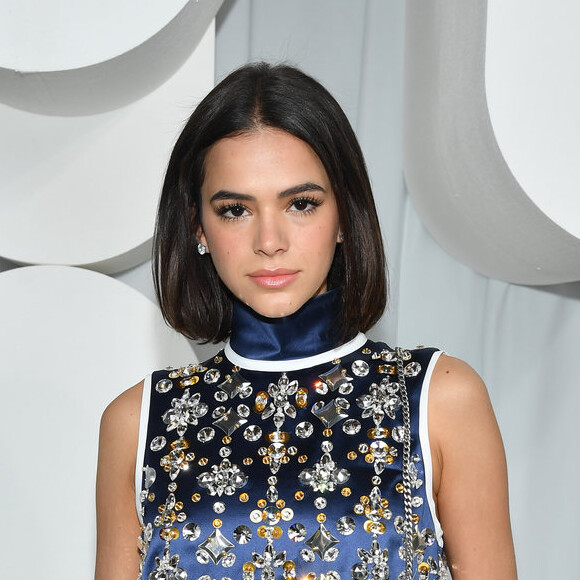 Bruna Marquezine foi ao jogo com a bolsa Miu Miu usada por ela no desfile da marca italiana