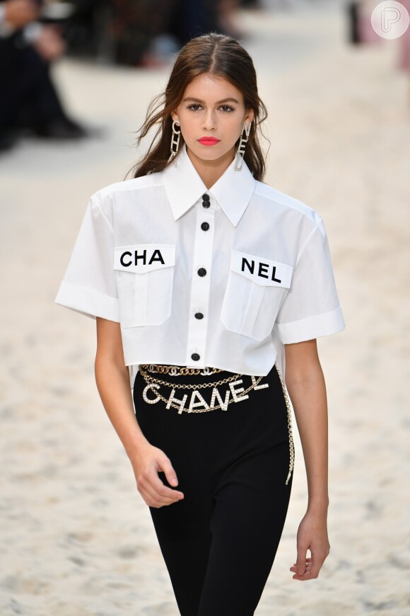 O modelo cropped e com mangas curtas da Chanel é um hit do verão