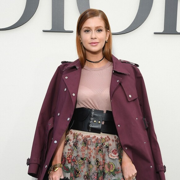 Marina Ruy Barbosa elegeu saia de tule bordada com flores, blusa transparente nude e clutch em couro de bezerro para assistir ao desfile da grife Christian Dior em Paris