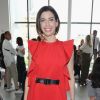 A blogueira Camila Coutinho escolheu um vestido vermelho com cinto preto para a Semana de Moda de Nova York
