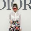 Thássia Naves elegeu uma calça de cintura alta feita de patchwork, toda elaborada em retalhos, para o desfile da Dior, na Semana de Moda de Paris