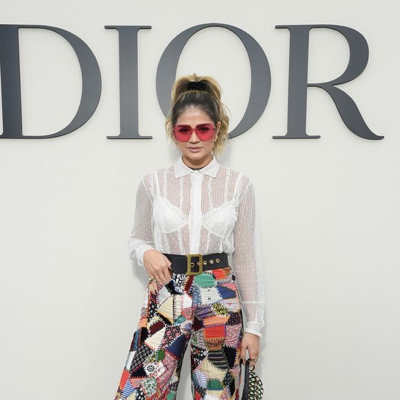 Thássia Naves elegeu uma calça de cintura alta feita de patchwork, toda elaborada em retalhos, para o desfile da Dior, na Semana de Moda de Paris