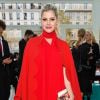 O vestido vermelho escolhido por Lala Rudge para assistir ao desfile de Valentino em Paris, em 30 de setembro de 2018, roubou a cena pelos detalhes fluidos