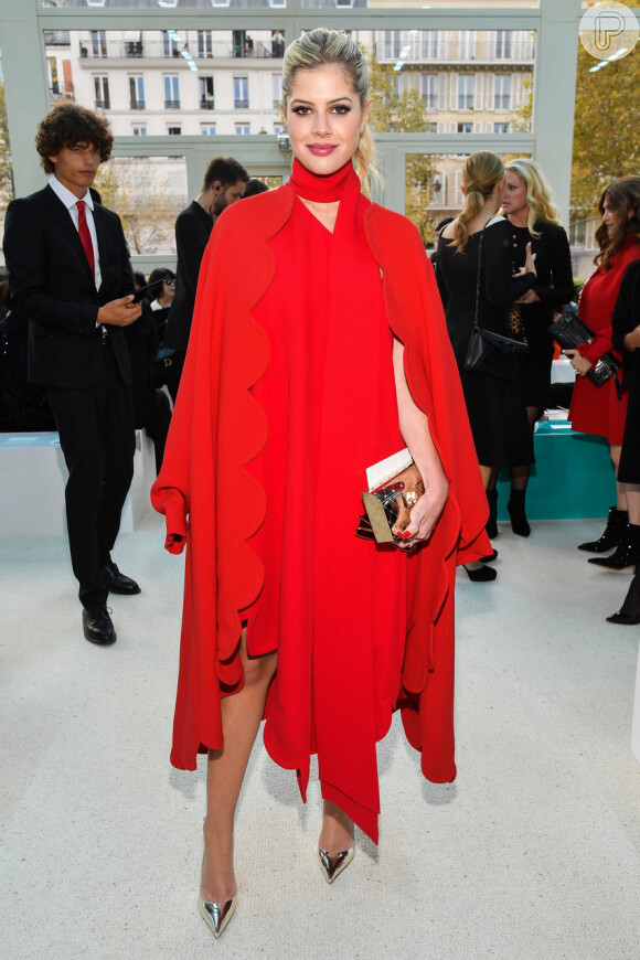 O vestido vermelho escolhido por Lala Rudge para assistir ao desfile de Valentino em Paris, em 30 de setembro de 2018, roubou a cena pelos detalhes fluidos
