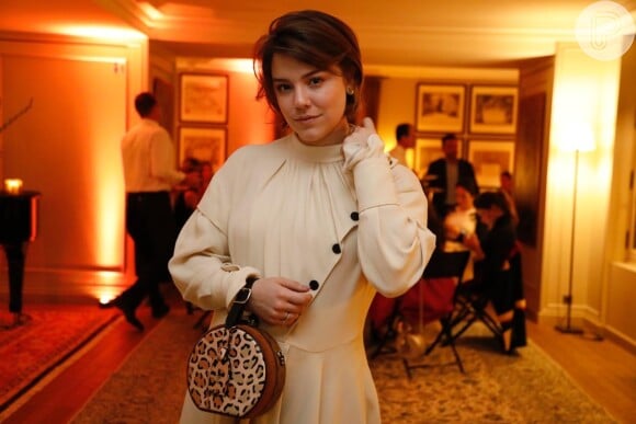 Alice Wegmann foi ao desfile de Louis Vuitton na Semana de Moda de Paris com um vestido com botões da grife e minibag redonda com estampa de oncinha