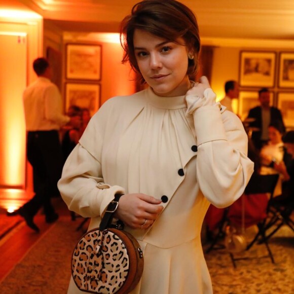 Alice Wegmann foi ao desfile de Louis Vuitton na Semana de Moda de Paris com um vestido com botões da grife e minibag redonda com estampa de oncinha