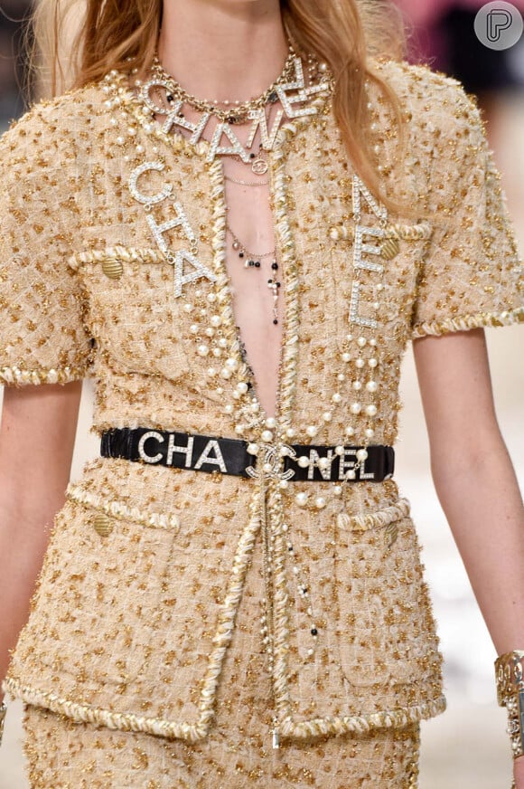 Tudo junto na Chanel: mix de colares e pulseiras no desfile da grife
