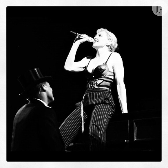 Madonna faz performance ao cantar 'Like a Virgin'