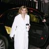 Madonna é flagrada de roupão ao chegar a um hotel após show em Paris, na França