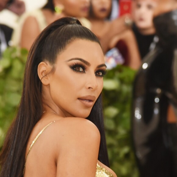 Kim Kardashian compartilhou a foto usando a peça e gerou muitos comentários em seu perfil