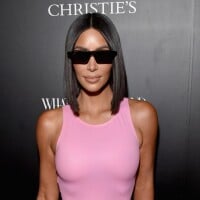 Kim Kardashian causa alvoroço ao posar com microbiquíni Chanel de R$ 6 mil