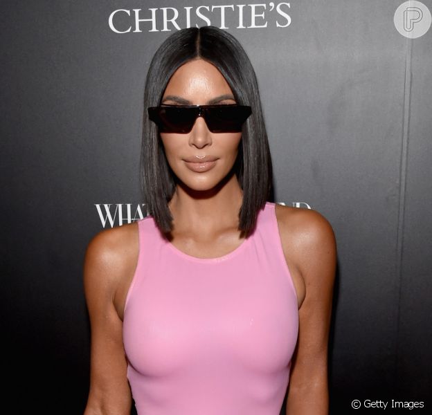 Kim Kardashian gera alvoroço na web ao surgir com microbiquíni Chanel, em 5 de outubro de 2018