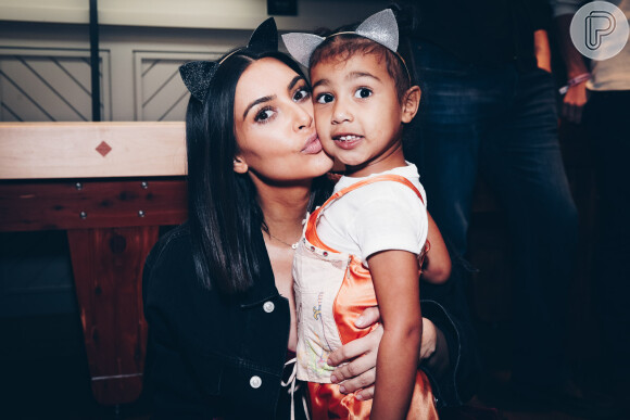 Kim Kardashian mostrou a filha, North West, desfilando pela primeira vez