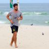 Cauã Reymond corre na praia da Barra da Tijuca, Zona Oeste do Rio de Janeiro