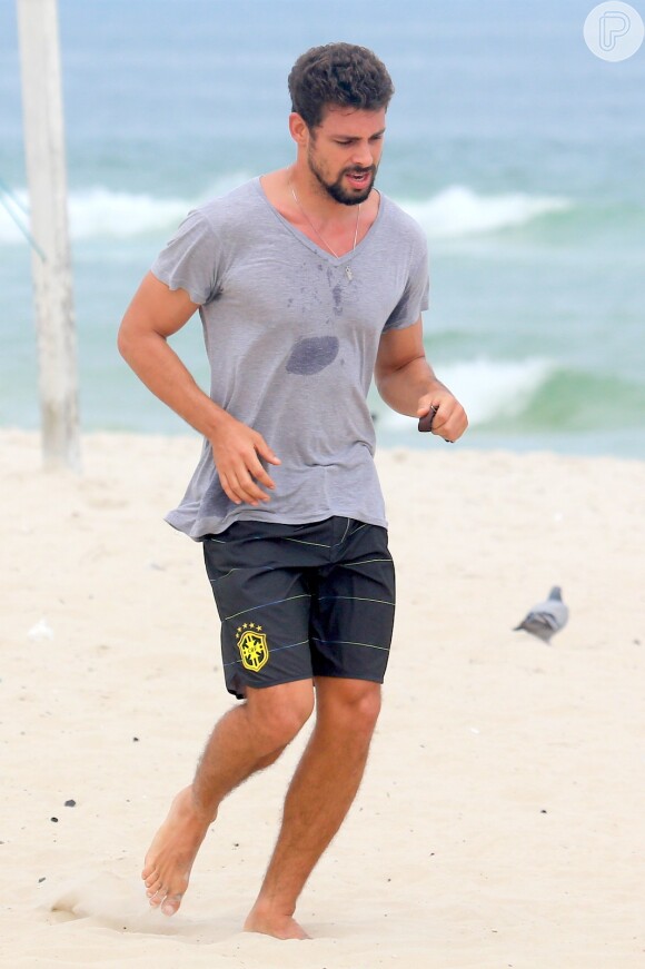 Cauã Reymond corre na praia da Barra da Tijuca, Zona Oeste do Rio de Janeiro. Ator já contou que Globo pede para ele ficar mais magro antes de interpretar um personagem