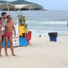 Cauã Reymond faz pausa em corrida em praia para tirar fotos com fãs