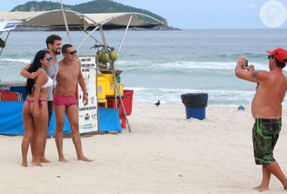 Cauã Reymond faz pausa em corrida em praia para tirar fotos com fãs