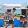 Cauã Reymond corre na praia da Barra da Tijuca, Zona Oeste do Rio de Janeiro para manter corpão