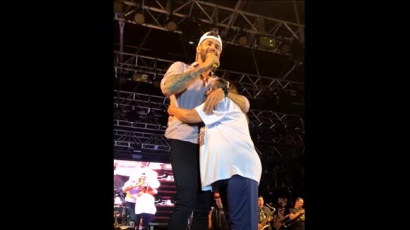 Gusttavo Lima recebeu uma senhora no palco e a abraçou no show realizado em Maringá, nesta sexta-feira, 6 de outubro de 2018