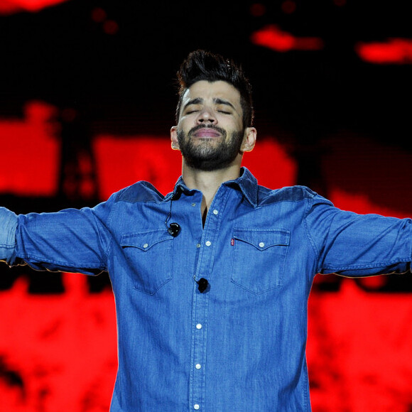 'Ela me passa tanta paz. Ela me passa tanta segurança', disse Gusttavo Lima sobre a senhora que recebeu no palco