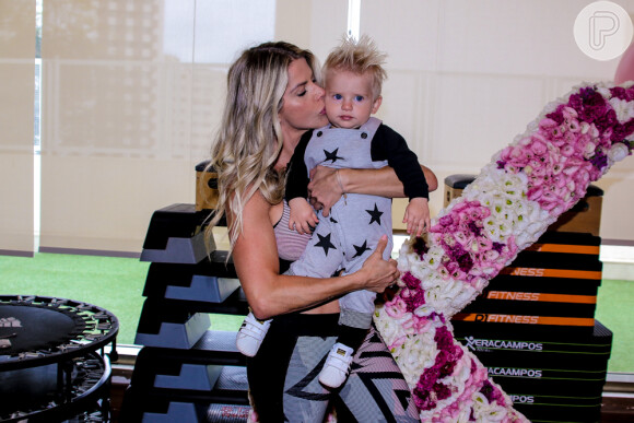 Karina Bacchi deu beijo no filho, Enrico, durante a festa de aniversário