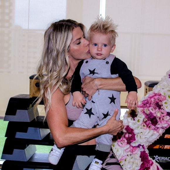 Karina Bacchi deu beijo no filho, Enrico, durante a festa de aniversário