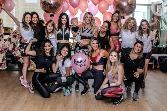 Karina Bacchi reuniu amigos e familiares em uma academia para comemorar o aniversário de 42 anos