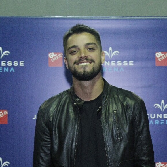 Rodrigo Simas, com cabelo raspado, prestigiou o show dos Tribalistas, na Jeunesse Arena, zona oeste do Rio, neste sábado, 6 de outubro de 2018