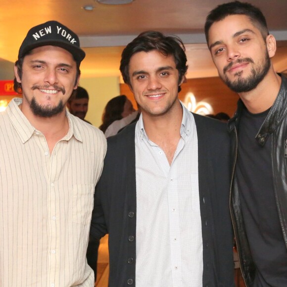 Os irmão Bruno Gissoni, Felipe Simas e Rodrigo Simas assistiram juntos ao show dos Tribalistas
