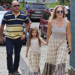 Angélica combinou look com a filha, Eva, para votar