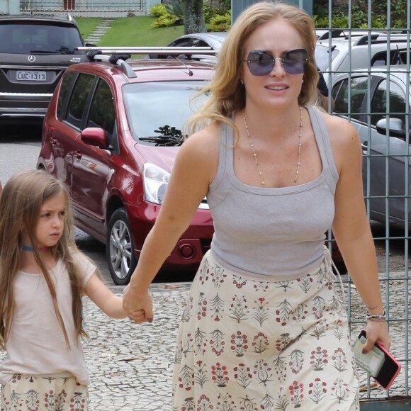 Angélica foi acompanhada pela filha, Eva, em sua seção eleitoral na Barra da Tijuca, zona oeste do Rio, neste domingo, 7 de outubro de 2018