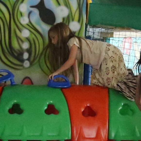 Eva, filha de Angélica, brincou em um parquinho enquanto a mãe votava