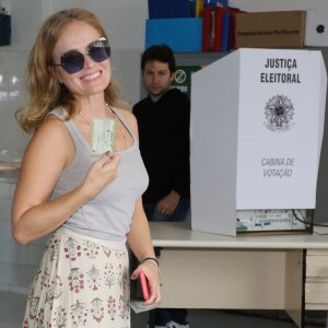 Angélica posou com o título eleitoral em sua seção no Rio