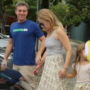 Angélica deixou a seção eleitoral com o marido, Luciano Huck