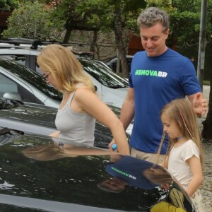 Angélica e a filha, Eva, encontraram Luciano Huck ao deixarem a seção eleitoral