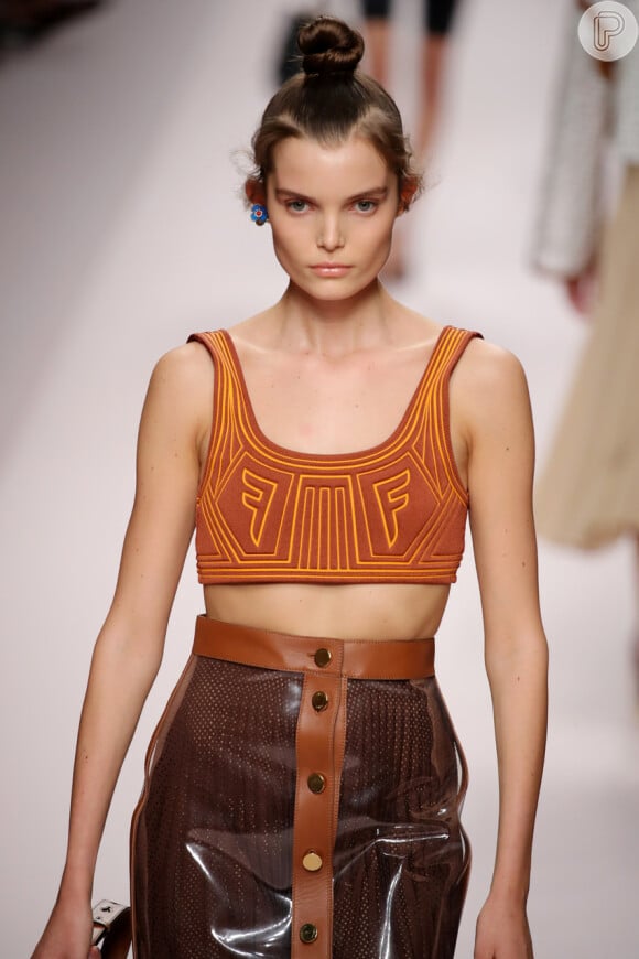 Logomania no verão 2019: a Fendi, que tem Karl Lagerfeld como diretor criativo, também apostou na logo estampando roupas...