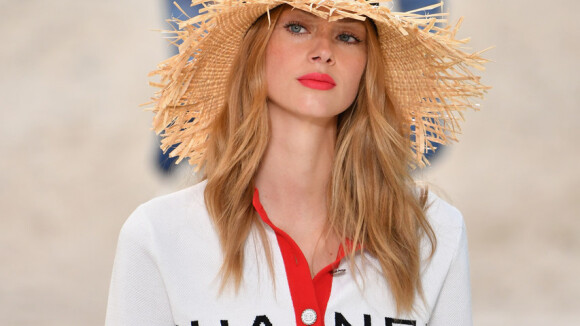 Foto: Logomania no verão 2019: a Fendi, que tem Karl Lagerfeld como diretor  criativo, também apostou na logo estampando roupas - Purepeople