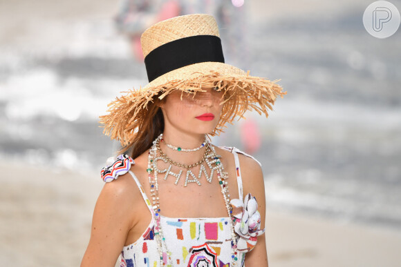 Foto: Logomania no verão 2019: a Fendi, que tem Karl Lagerfeld como diretor  criativo, também apostou na logo estampando roupas - Purepeople