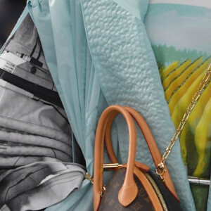 A Louis Vuitton é conhecida pelo tardicional monograma que estampa roupas, bolsas e malas
